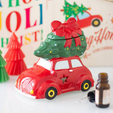 Quemador de aceite de coche clásico con árbol de Navidad
