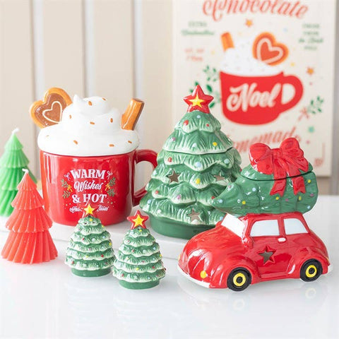 Quemador de aceite de coche clásico con árbol de Navidad