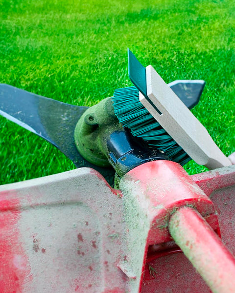 Cepillo limpiador para herramientas de jardín