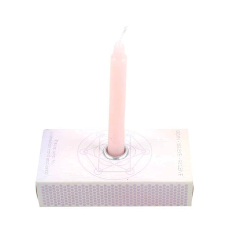 3 velas con hechizos de manifestación en una caja