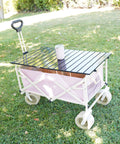 carrito plegable con mesa SAOCCO en césped verde
